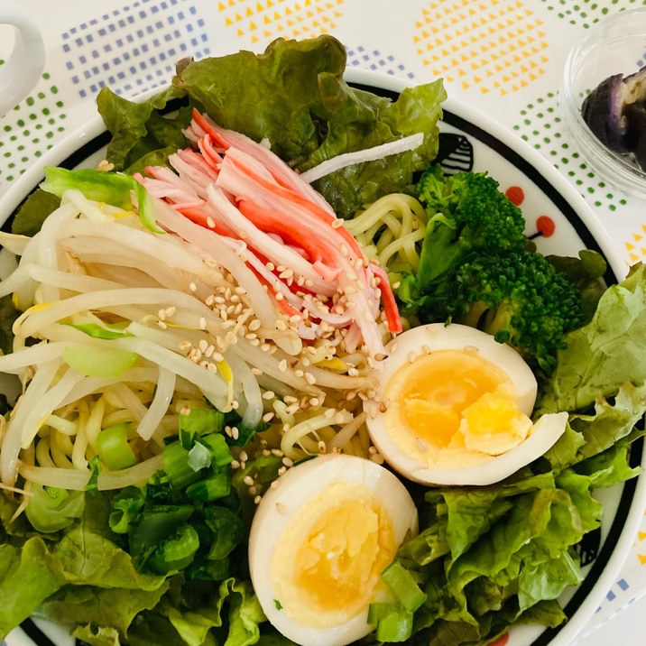 焼きそば麺でラーメン風サラダ